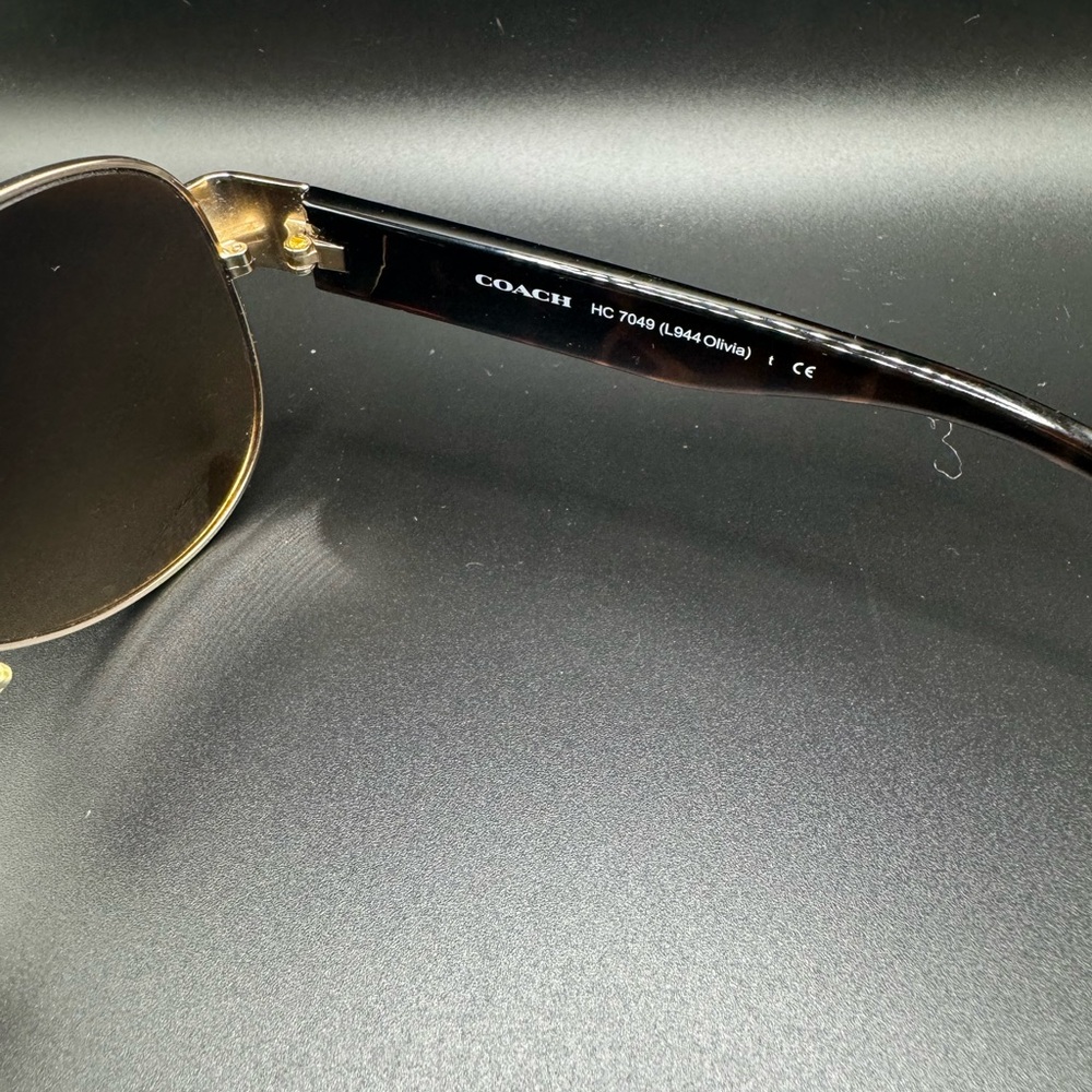 Authentic Coach Aviator Sunglasses
HC 7049 (L944 Olivia) - Picture 4 of 6